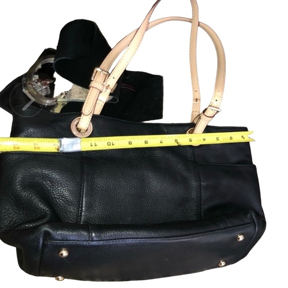 Micheal Kors black leather bag beige handles - Picture 3 of 13